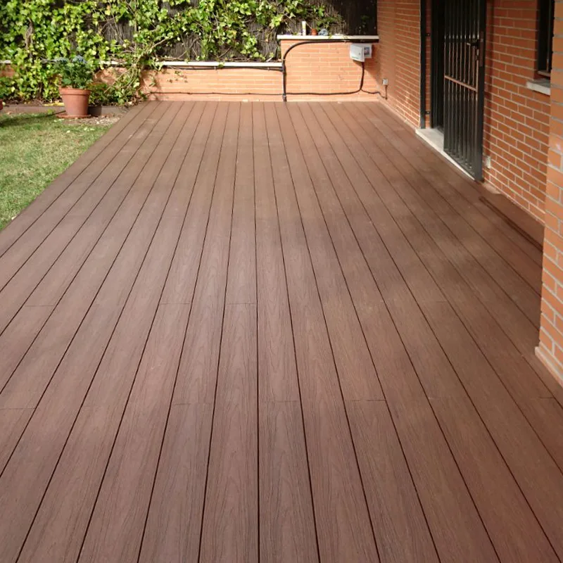 Tarima exterior Tecnológica Madera Roja / Nuez