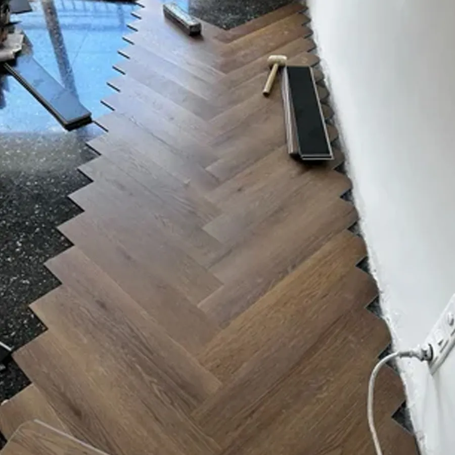Obras accesorios  Instalación de laminado en Espiga en click