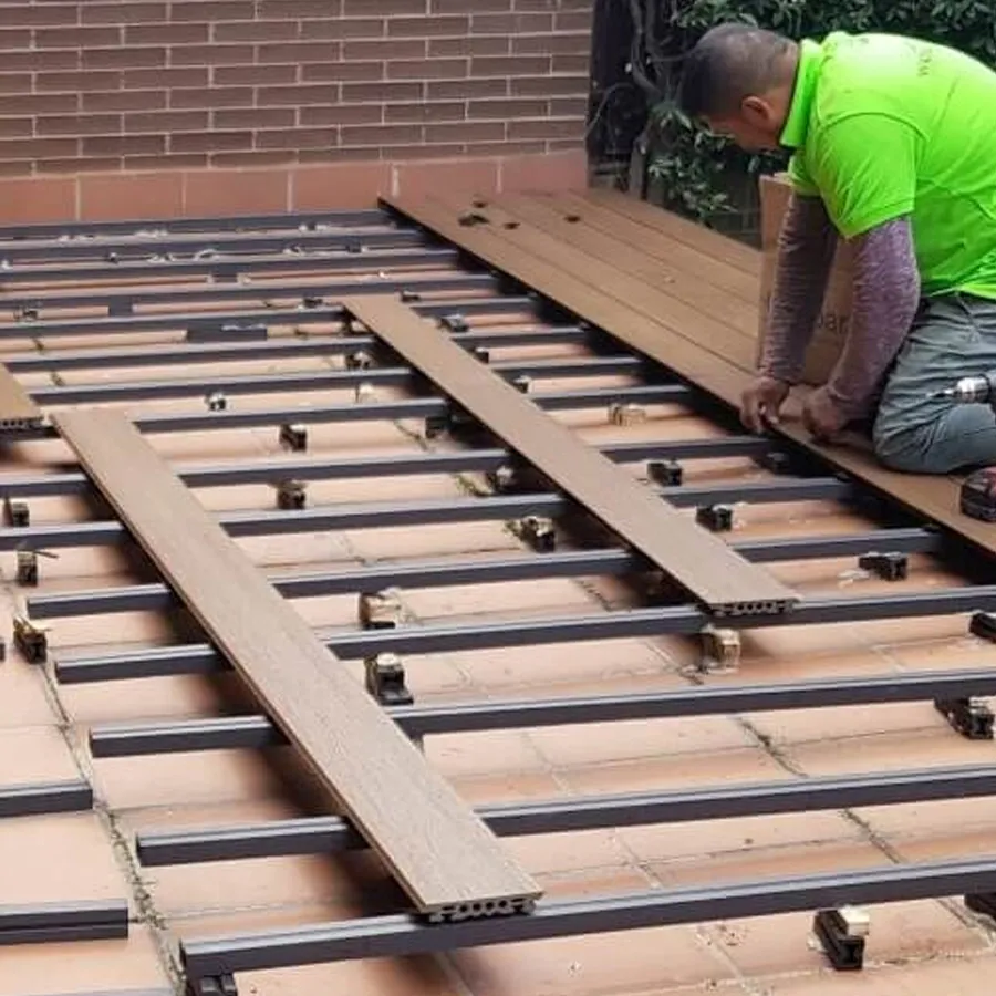 Obras accesorios  Instalación de registro en tarima de exterior 