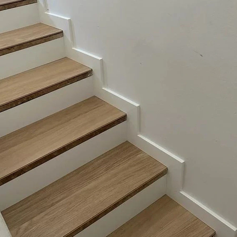 Obras accesorios  Instalación de rodapié hasta 9cm para Escaleras