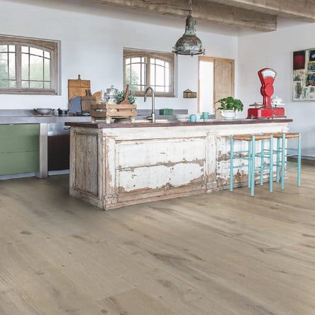 cocina con suelo parquet roble tormenta invernal coleccion massimo quick-step pavimentos arquiservi