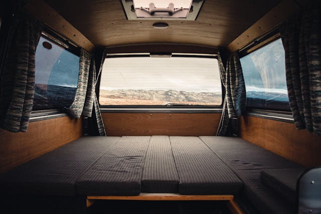 Consejos para elegir el mejor suelo para furgoneta camper