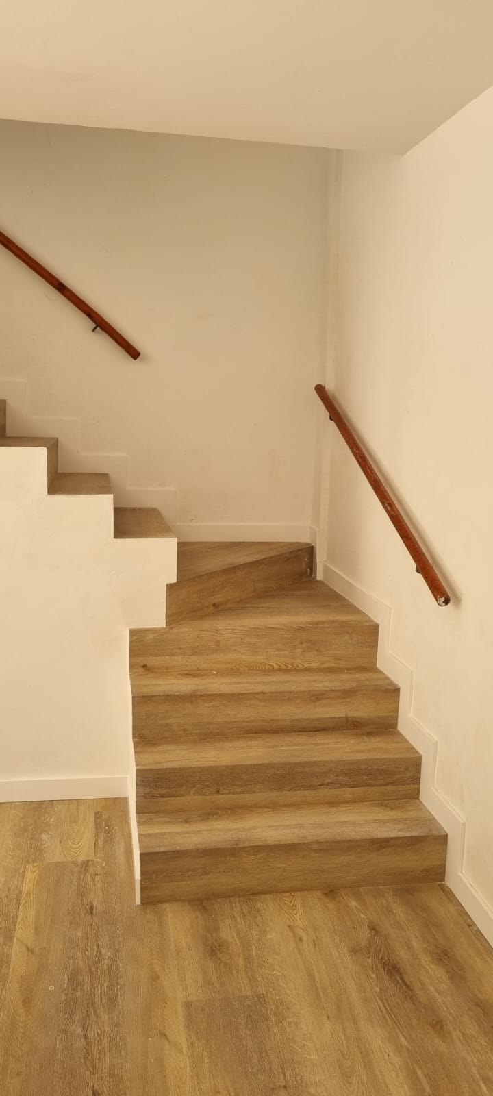 Las Rozas Tarima Vinilica Madera antigua4 escalera — Tarima vinílica SPC clic Madrid, Pavimentos Arquiservi