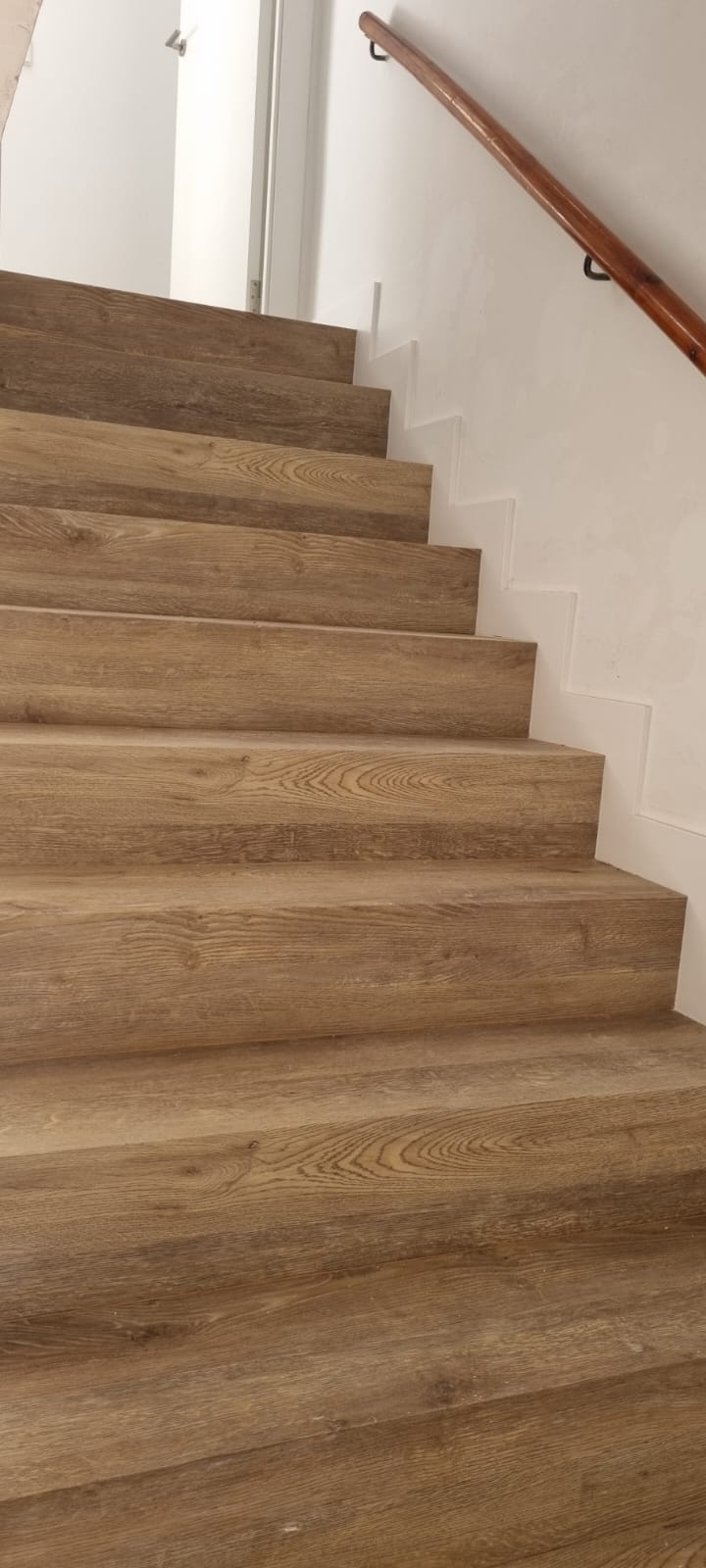 Las Rozas Tarima Vinilica Madera antigua5 escalera — Tarima vinílica SPC clic Madrid, Pavimentos Arquiservi