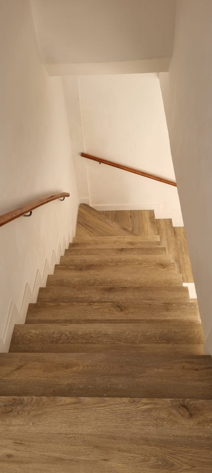 Las Rozas Tarima Vinilica Madera antigua6 escalera — Tarima vinílica SPC clic Madrid, Pavimentos Arquiservi