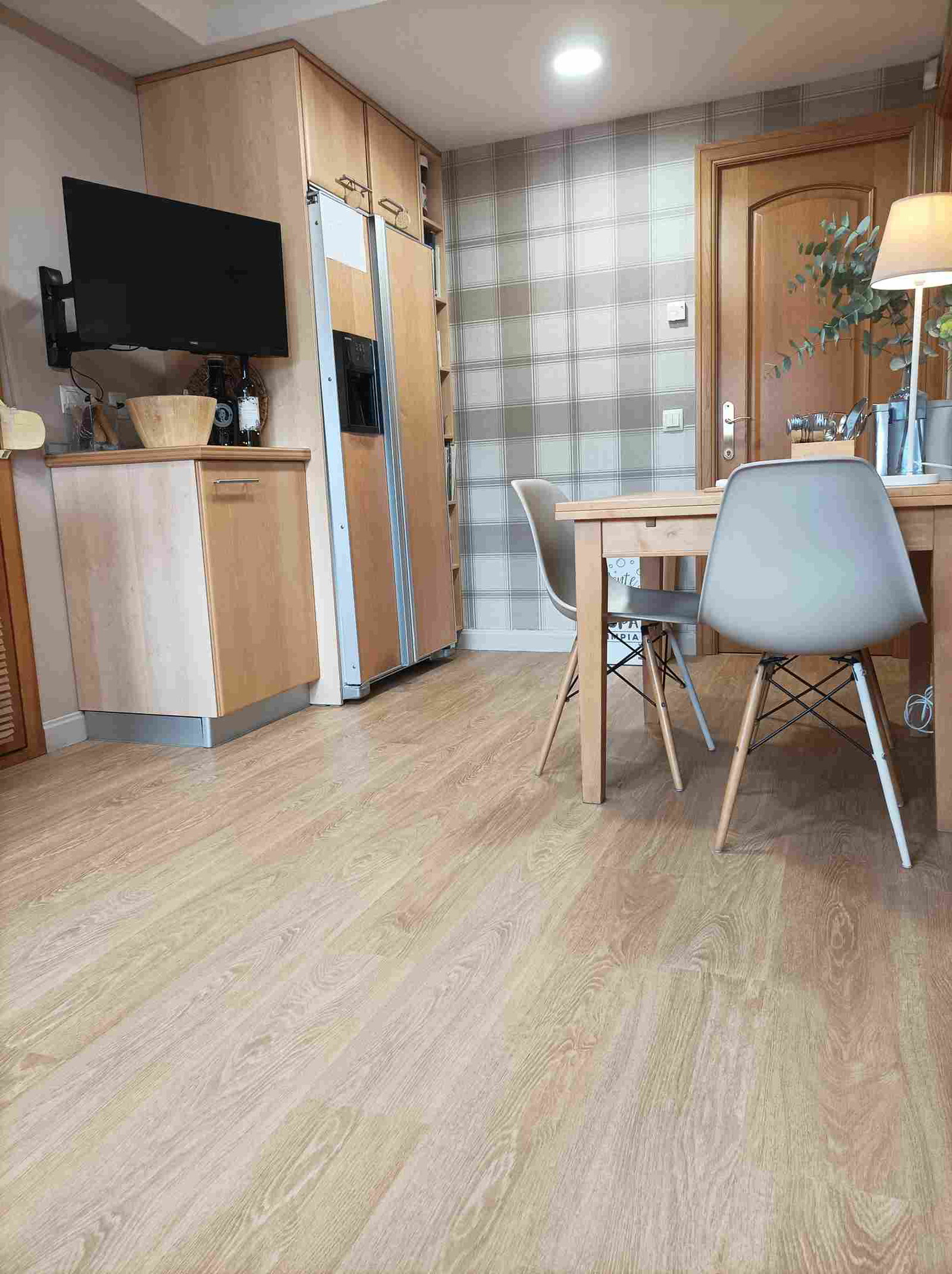 Mostoles tarima vinilica2 cocina — Tarima vinílica SPC clic Madrid, Pavimentos Arquiservi