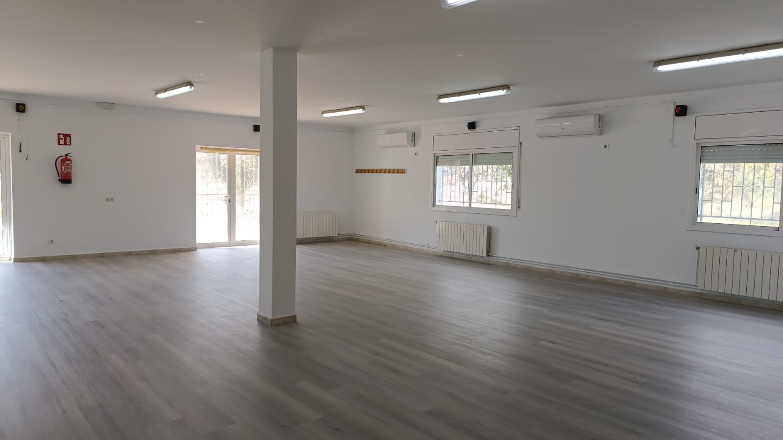 Pozuelo tarima vinilica nitraria sala polivalente1 local — Tarima vinílica SPC clic Madrid, Pavimentos Arquiservi