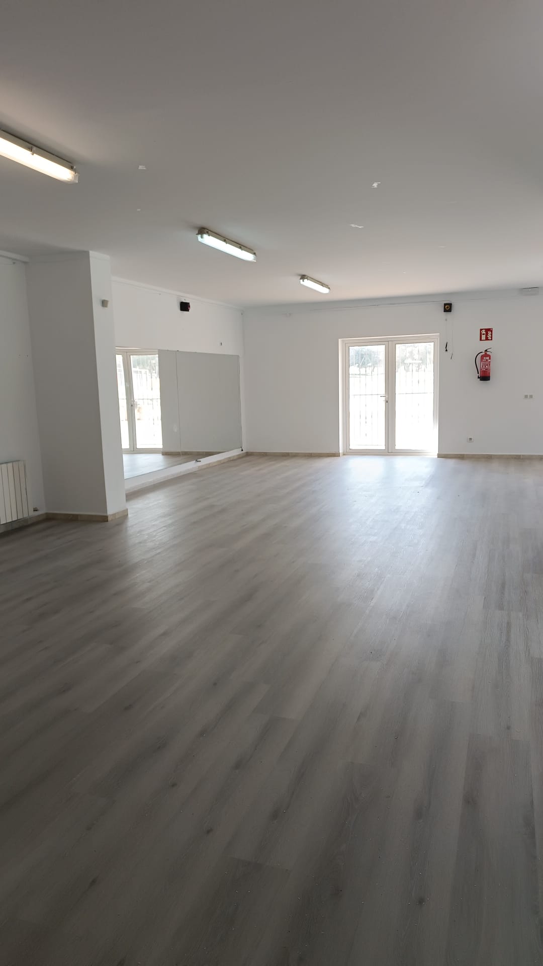 Pozuelo tarima vinilica nitraria sala polivalente3 local — Tarima vinílica SPC clic Madrid, Pavimentos Arquiservi