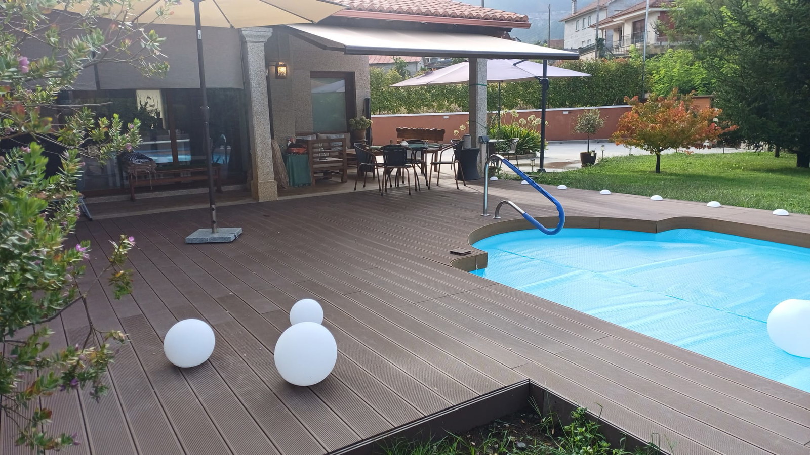 Piscina alveolar nuevadelhi marron2 Rozas — Tarima exterior Madrid, Pavimentos Arquiservi