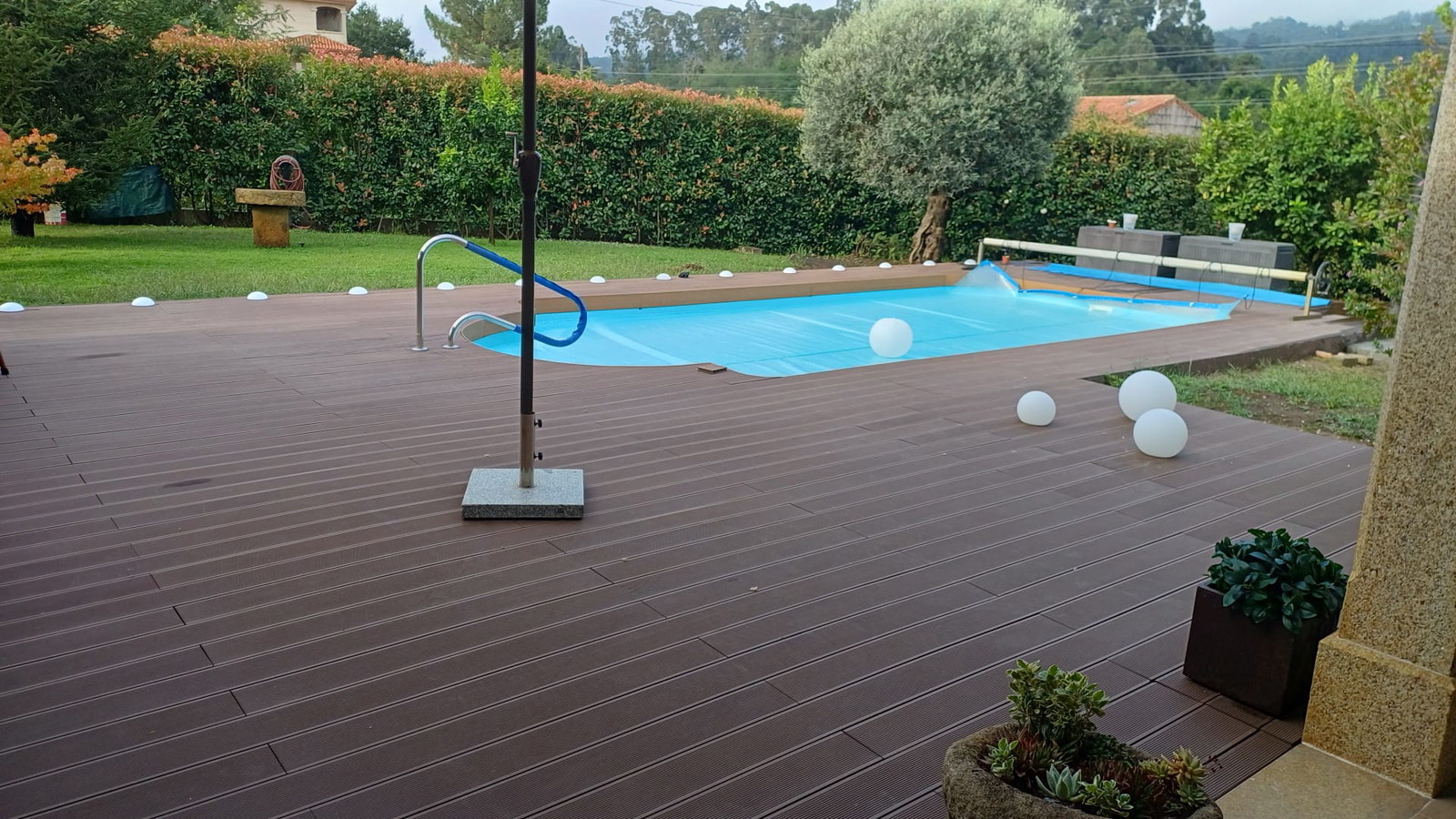 Piscina alveolar nuevadelhi marron3 Rozas — Tarima exterior Madrid, Pavimentos Arquiservi