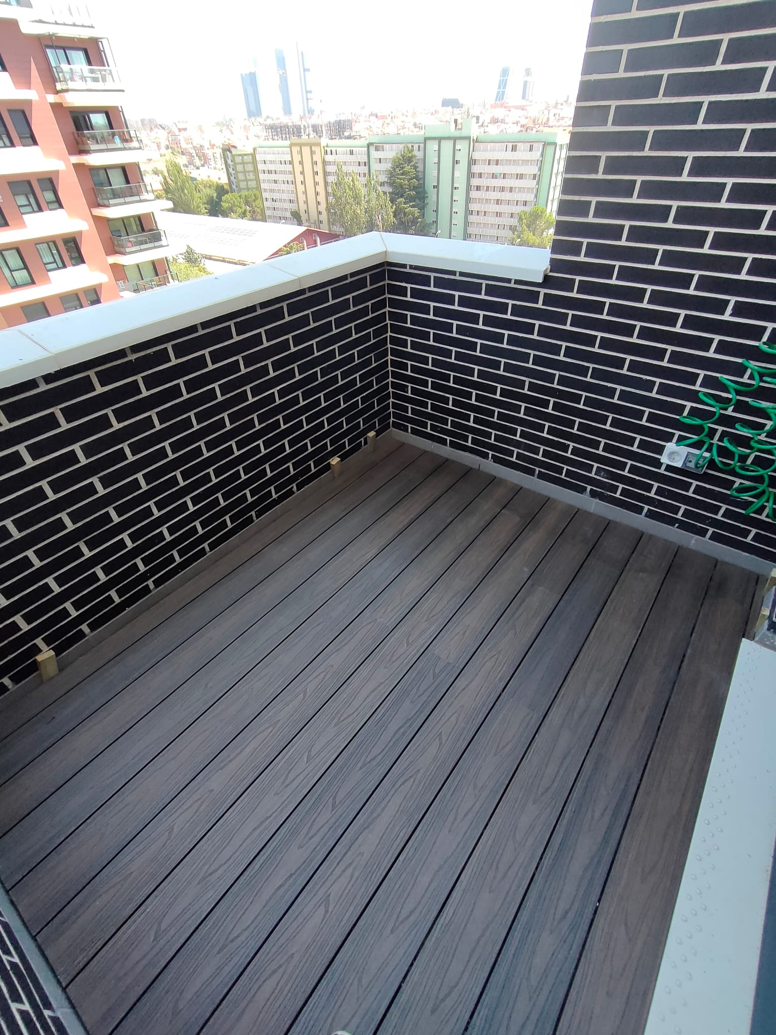 Terraza azul Madrid — Tarima exterior Madrid, Pavimentos Arquiservi