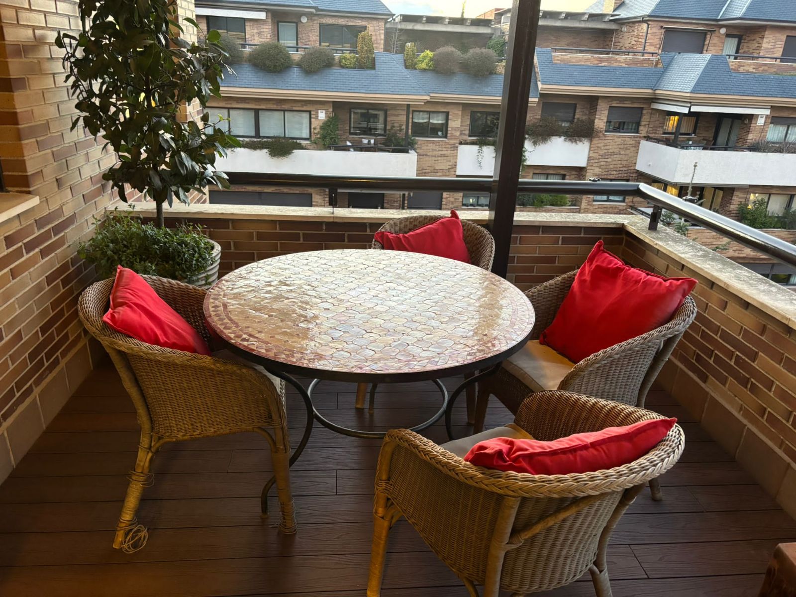 Terraza madera roja escorial — Tarima exterior Madrid, Pavimentos Arquiservi