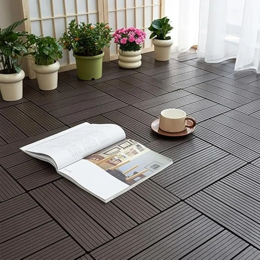 Diseño elegante de losetas en entorno comercial exterior